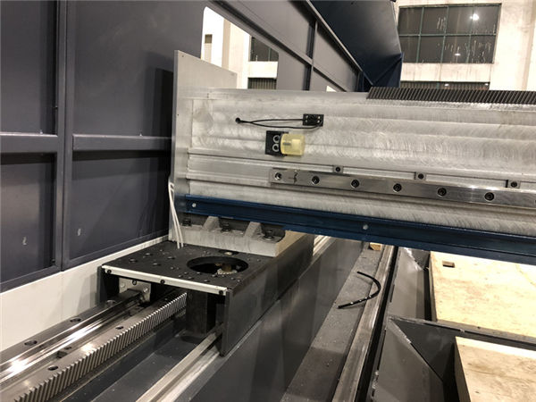 מכונת חיתוך לייזר סיב מתכת מסוג maxphotonics מקור פתוח לחלקי רכב
